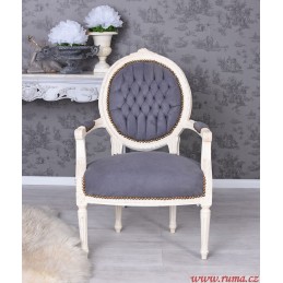 Židle v šedé barvě